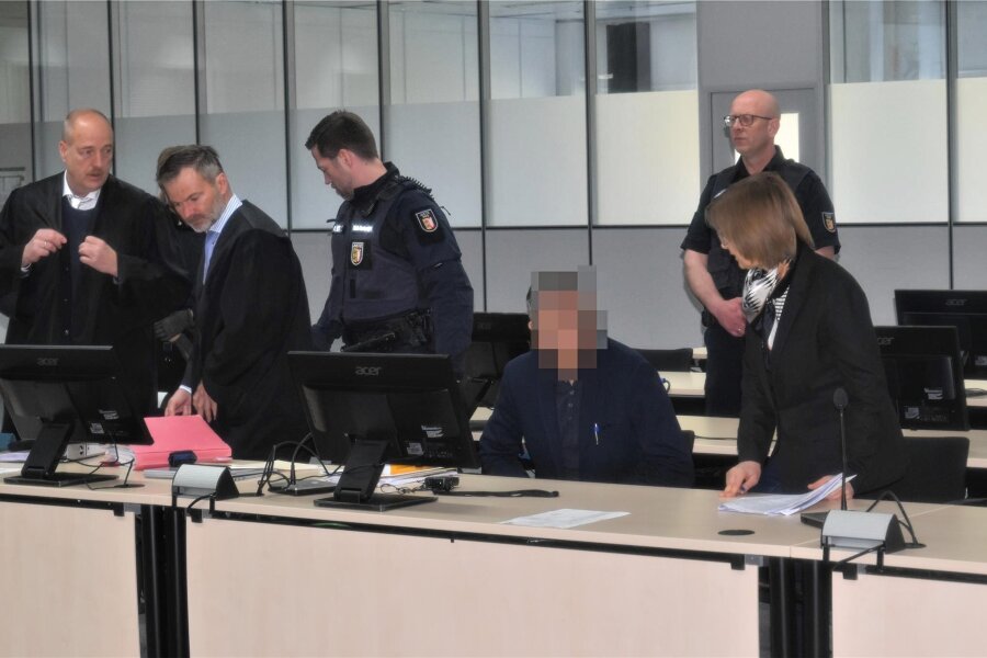 Martyrium einer Ehefrau in Chemnitz - Der Angeklagte (hier mit seinen Anwälten) muss laut Staatsanwältin Maxi Wantzen mit einer lebenslangen Haftstrafe rechnen.
