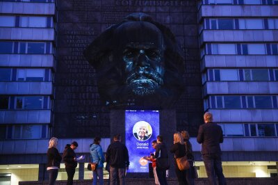 Marx-Kopf spricht und telefoniert - In Vorbereitung des Geburtstags von Karl Marx am Samstag wurde am Donnerstagabend eine Projektion getestet.