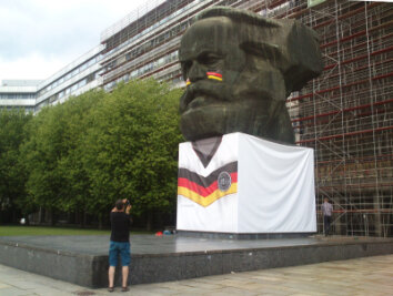 Marx-Monument hat neues Trikot erhalten - 