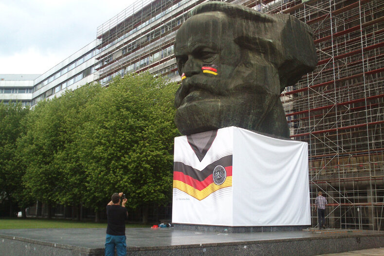 Marx-Monument hat neues Trikot erhalten - 