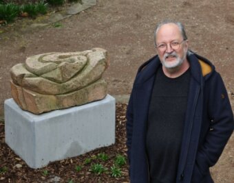 Marx neben May und bunten Loks - Künstler Peter Geist aus Göpfersdorf mit seinem Werk "Labyrinth", das auf einem eigens angefertigten Betonsockel im Stadtgarten aufgestellt wurde.
