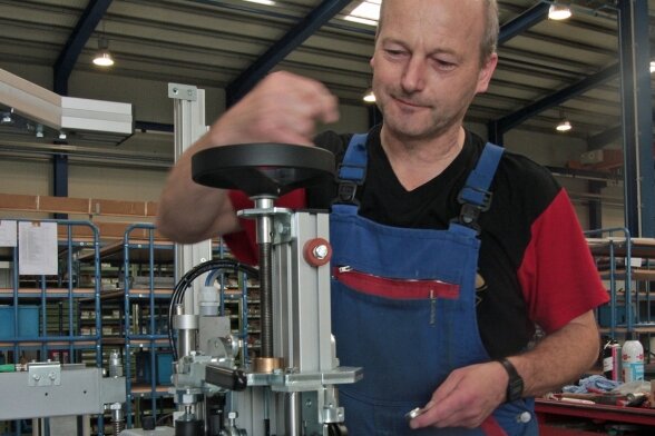 Steffen Schuster aus Großrückerswalde überprüft eine Verpackungsmaschine
