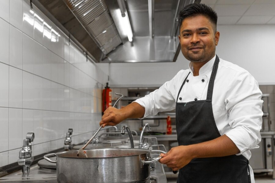 Maschinenbauer aus Indien findet in einer Küche im Erzgebirge sein Glück - Karan Panchal ist Koch-Lehrling im Ahorn-Hotel „Am Fichtelberg“. Er kam 2018 aus Indien nach Deutschland. Seine Vorgesetzten sind angetan von ihm, würden ihn nach der Ausbildung gern halten. Der 27-Jährige hat allerdings auch seine Träume.