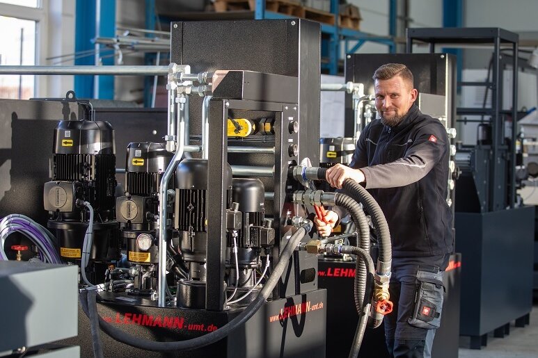 Lehnmann UMT stellt unterschiedliche Maschinen her. Im Bild ist Monteur Patrick Renz an einer von der Firma gefertigten Anlage zu sehen, die für den Export bestimmt ist. Jetzt will das Unternehmen unabhängiger von den Stromkonzernen werden. 