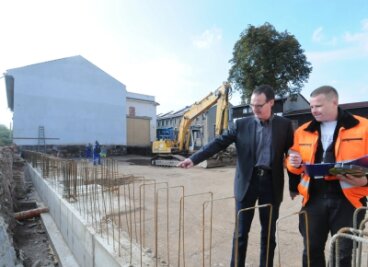 Maschinenbauunternehmen Rucks vergrößert sich - Firmenchef Rainer Rucks (links) bespricht die Arbeiten an der neuen Halle mit Carsten Strobach von einem Thonhauser Baggerbetrieb.