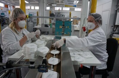 Masken-Produktion bei Technisat läuft wieder - Luisa Händel (links) und Schichtleiterin Kerstin Lehmann (rechts) bereiten die FFP2-Masken für den Verpackungsprozess vor. 