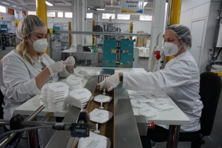 Masken-Produktion bei Technisat läuft wieder - Luisa Händel (links) und Schichtleiterin Kerstin Lehmann (rechts) bereiten die FFP2-Masken für den Verpackungsprozess vor. 