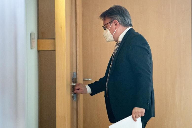             Georg Nüßlein (CSU) geht über einen Flur zu seinem Bundestagsbüro, während dieses durchsucht wird. Der Bundestag hat die Immunität des CSU-Abgeordneten Nüßlein aufgehoben und damit den Vollzug gerichtlicher Durchsuchungs- und Beschlagnahmebeschlüsse genehmigt.