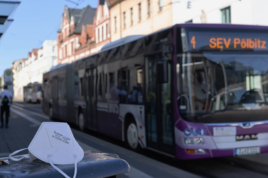Maskenpflicht: Bus- und Bahnfahrer in Zwickau sollen wegschauen - Eigentlich sind bis 10. September in Bussen und Bahnen medizinische Masken vorgeschrieben. 