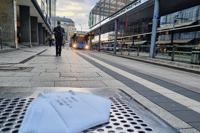 Maskenpflicht entfällt: Das überzeugt nicht alle Chemnitzer - Ab Montag müssen unter anderem im Stadtverkehr keine Masken mehr getragen werden. 
