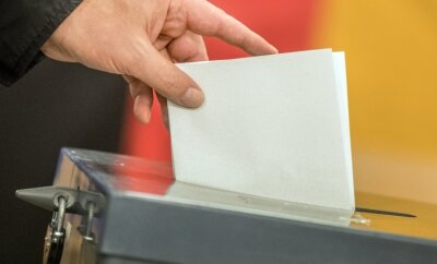 Maskenpflicht im Wahllokal - Der Weg zur Wahlurne bei der Bundestagswahl wird von Hygieneauflagen wegen der Coronapandemie begleitet. 