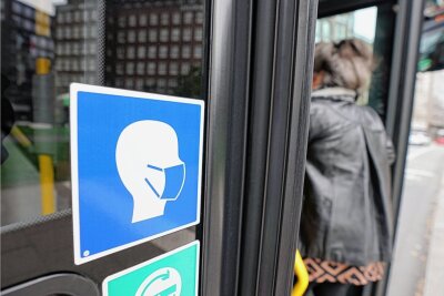 Maskenpflicht: Kontrollen in Bus und Bahn in Plauen Fehlanzeige - Im öffentlichen Personennahverkehr herrscht in Sachsen nach wie vor Maskenpflicht. Doch viele Fahrgäste halten sich nicht daran. 
