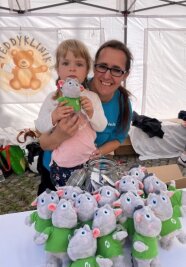 Maskottchen von Helios soll Kinder lächeln lassen - Joleen (3) aus Zschorlau gehörte zu den vielen Kindern, die beim Stadtfest 2022 in Aue von Katharina Kurzweg, der Sprecherin des Helios-Klinikums, einen "Heli" erhalten haben.