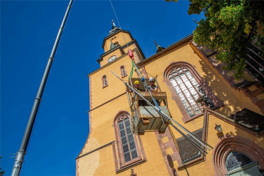 Maßarbeit in 60 Metern Höhe: Was war an der Stadtkirche von Oederan los? - Die Haltestange aus Edelstahl, die die Turmspitze stabilisiert, musste in einem Stück auf den Turm gebracht und befestigt werden.