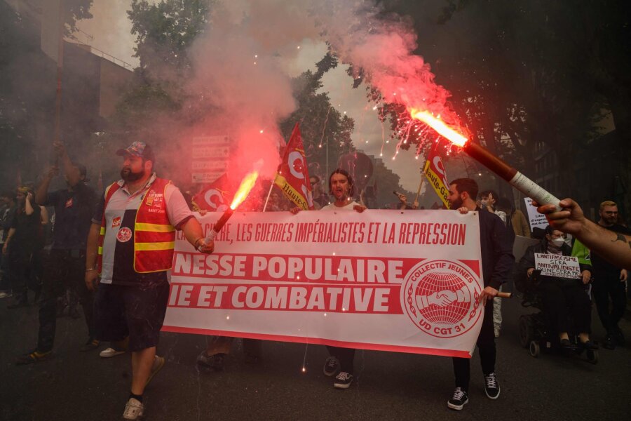 Massenproteste gegen rechts in Frankreich - Menschen während einer Anti-Rechts-Kundgebung in Toulouse.