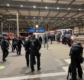 Massiver Polizeieinsatz bei Pokalspiel gegen Aue - Mit einem Sonderzug wurden die Aue-Fans vom Hauptbahnhof zurück ins Erzgebirge gefahren.
