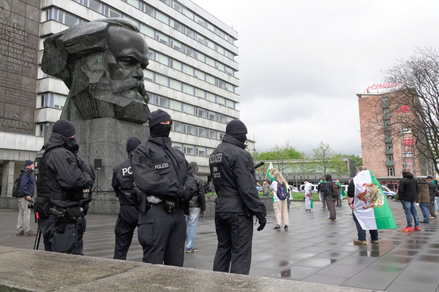 Massives Polizeiaufgebot bei Demo von Pro Chemnitz - 360 Polizisten sicherten die Kundgebung ab.