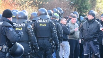 Massives Polizeiaufgebot sichert Einzug weiterer Flüchtlinge - 