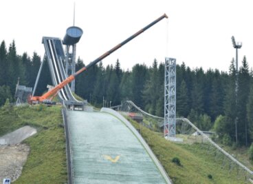 Masten für Windsegel in der Vogtland-Arena werden gesetzt - 