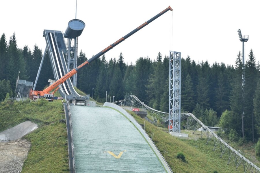 Masten für Windsegel in der Vogtland-Arena werden gesetzt - 