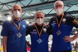 Masters holen viele Medaillen aus Becken - Erfolgreiches Trio: Detlef Treptow, Hans Klosz und Daniel Franitza (von links) bei den Deutschen Meisterschaften der Masters in Essen. 
