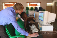 MasterSolution unterstützt Kinderdorf in Tansania - Freiwilliger Helfer des Amani Kinderdorf e.V. vor Ort in der Computerschule Iringa