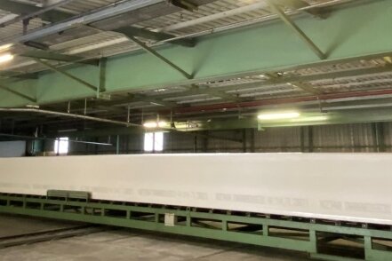 Matratzenhersteller Eurofoam startet ab Oktober voll durch - Ein 27-Meter-Schaumblock verlässt die Herstellung, wird geschnitten und reift einen Tag, damit sich die kristalline Struktur festigt.
