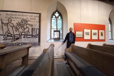 „Matthäus in Matthäus“: Ausstellung in Zwickau zeigt Werke von Christian Siegel und Michael Olbrich - Christian Siegel während des Aufbaus der Ausstellung in der Matthäuskirche Bockwa.