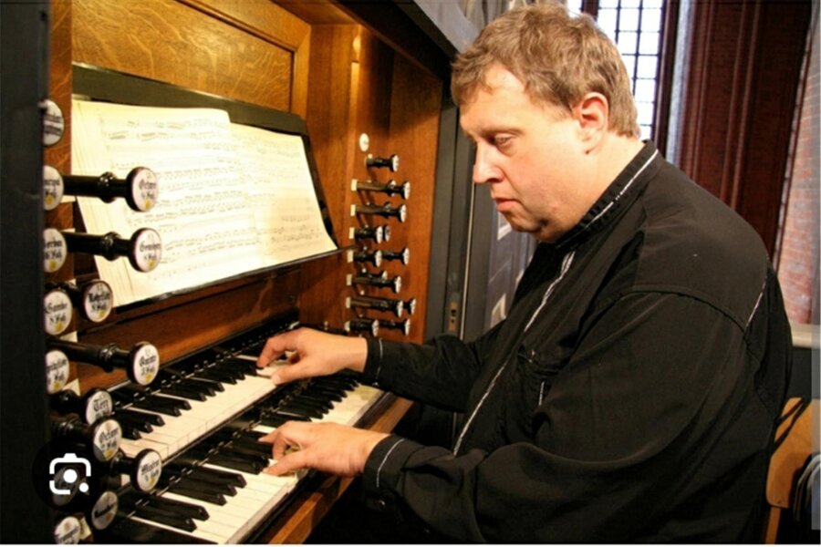 Matthias Eisenberg spielt am Mittwoch in Aue ein Orgelkonzert in der Friedenskirche - Orgelkünstler Matthias Eisenberg spielt am Mittwoch in der Auer Friedenskirche.