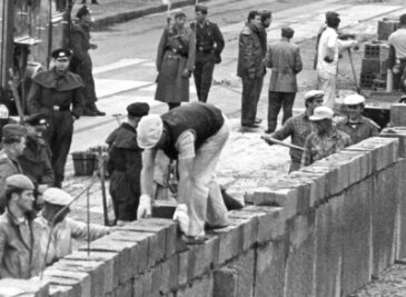 Mauerbau: "Da dachte ich, das gibt Krieg" - Eine Ostberliner Maurerkolonne arbeitet an der sowjetisch-amerikanischen Sektorengrenze am Potsdamer Platz. 