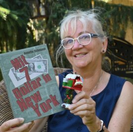 Mauerbau: Plötzlich von Mutter getrennt - Annette Richter hat zum Tag des Mauerbaus ihre Biografie "Mit 7 Dollar in New York" herausgebracht. Darin geht es um eine Reise nach Amerika, wo sie einen Miniatur-Postkasten als Weihnachtsschmuck kaufte. 