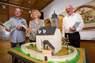 Mauersberg: Einstige Sandkirche im Mittelpunkt einer Ausstellung - Ulrich und Heidi Tauber sowie Matthias Haase (v. l.) mit dem von Ulrich Tauber gebauten Modell der Sandkirche.