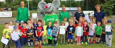 Maus hält Kinder bei Bewegungsschule der Fußballer auf Trab - Die Maus überreichte allen Teilnehmern der vom FC Crimmitschau initiierten "Bewegungsschule" das Sportabzeichen. 
