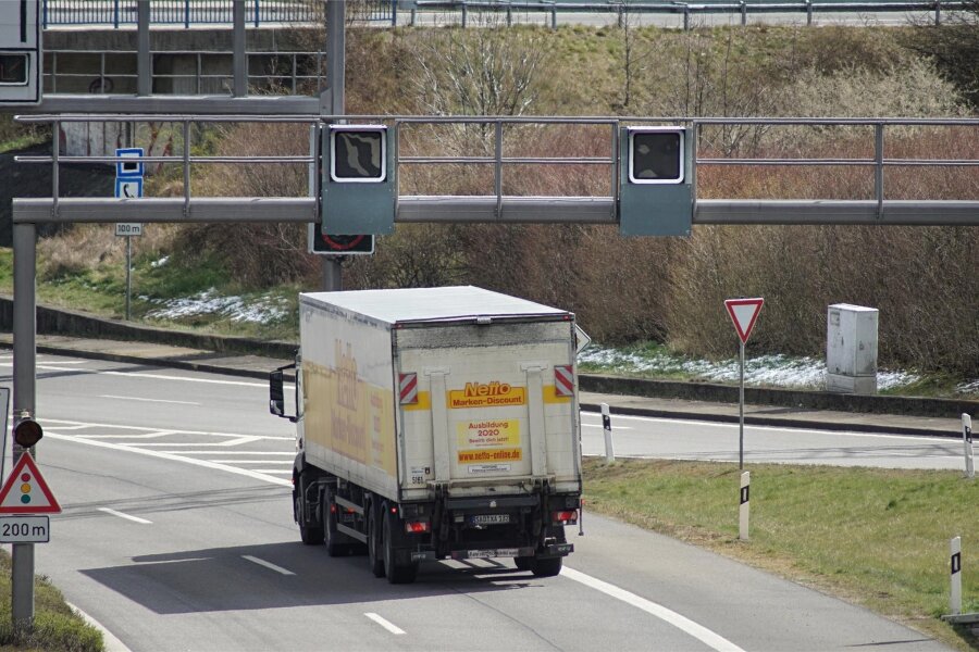 Mautflucht in Zwickau: Ungewiss, wie viel Geld verloren geht? - Auf der Bundesstraße 93 werden alle Lastwagen mit den Scannern auf der Mautbrücke erfasst. Jeder Kilometer kostet Geld.