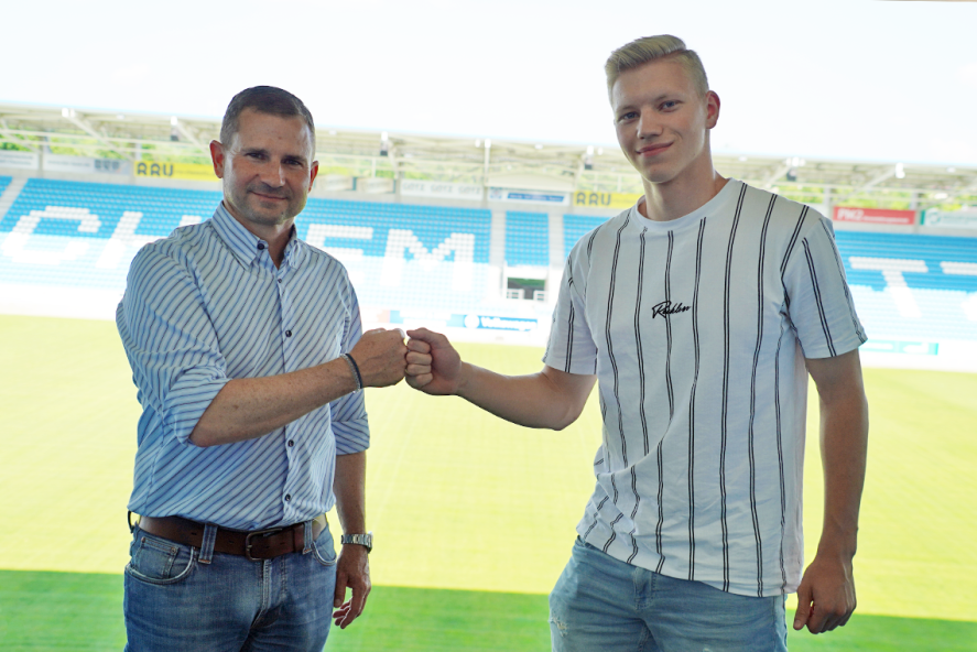 CFC-Geschäftsführer Sport Marc Arnold (links) und Max Roscher nach der Vertragsunterschrift im Stadion.