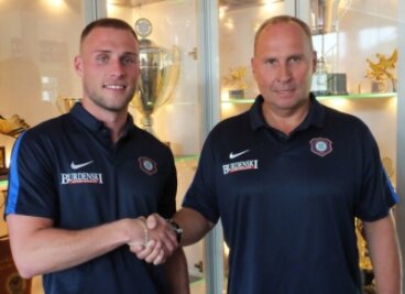 Max Wegner unterschreibt in Aue - Vereinschef Helge Leonhardt begrüßt Max Wegner beim FCE.