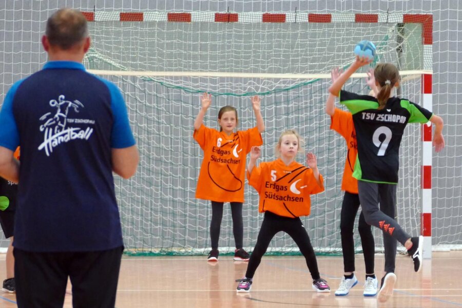 Maximaler Beifall für Zschopauer Handball-Minis - Egal, wie straff der Wurf auch war: Torhüterin Vanessa Jäger (hinten) bekam fast immer ihre Hände an den Ball.