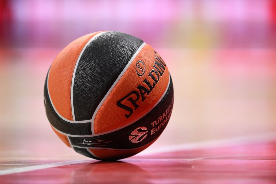 MBC Syntainics verliert enges Spiel in Oldenburg - Ein Basketball liegt auf dem Spielfeld