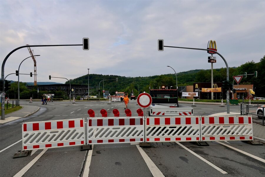 McDonalds-Kreuzung in Aue als Baustelle: So lief der Sperrungs-Start am Montag - Blick auf die McDonalds-Kreuzung in Aue aus Richtung Dr.-Otto-Nuschke-Straße: Seit Montag wird an dem Knotenpunkt gebaut.