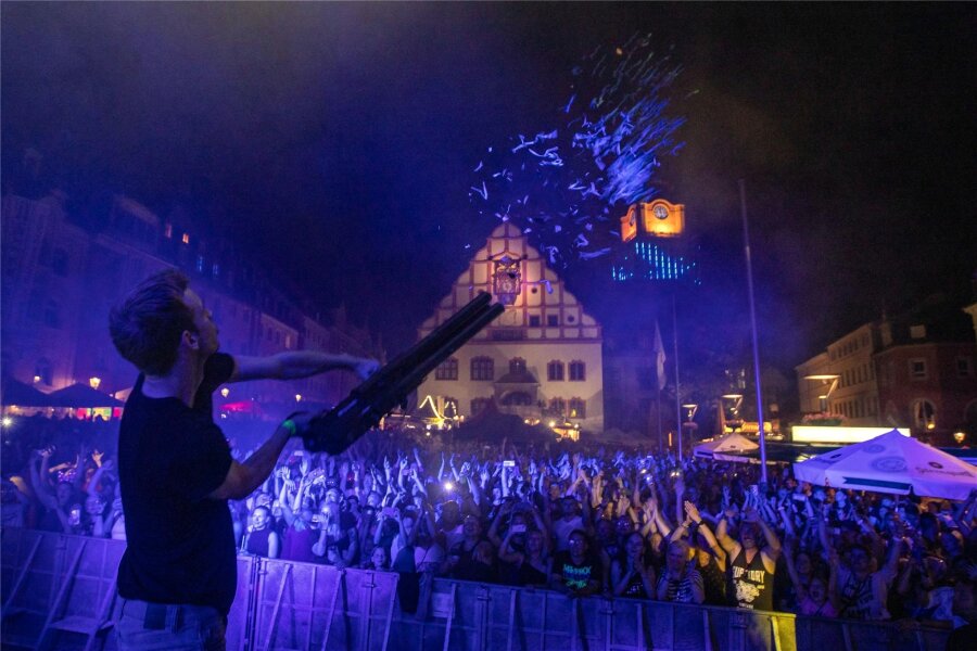 MDR Jump-Osterfeuer: Wo soll die Party des Jahres steigen, wenn der Sieg nach Plauen geht? - Die beiden Thüringer DJs Marcel Stephan und Nico Wendel legen bereits seit 2010 auf und zünden Partyraketen wie hier beim Plauener Spitzenfest.