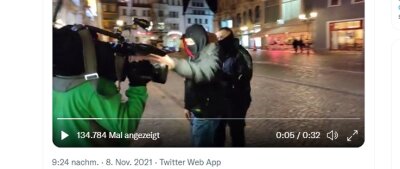 MDR-Kamerateam in Zwickau angegriffen - Demonstrationsteilnehmer bedrängen ein Fernsehteam. Ein Journalist hat ein Video des Vorfalls auf Twitter geteilt. 