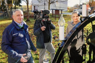 MDR-Moderatorin schwärmt fürs Erzgebirge - Anna-Sophie Aßmann durfte zusammen mit Geschäftsführer Andreas Heinzel am neuen Schwibbogen die Kerzen "aufstecken". 