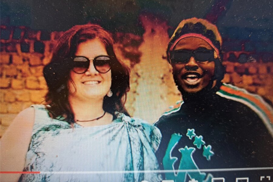 MDR Sachsenspiegel dreht Beitrag über eine Frau aus Hohenfichte und ihren afrikanischen Besuch - Ein Ausschnitt aus einem YouTube Video von Richie Zion und Susan Ranfeld v.r.