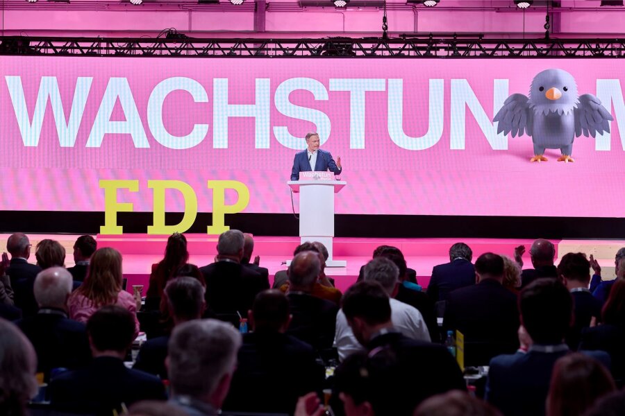  - FDP-Chef Christian Lindner spricht zu den 600 Delegierten des FDP Bundesparteitags in Berlin.