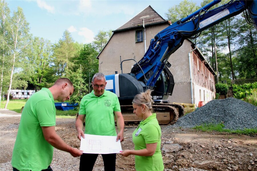Mechelgrüner Mühlengebäude für Sanierung vorbereitet - Pierre Janzon, Rene Turczyk und Yvonne Groth (von links) mit Bauskizzen vor der Mühle in Mechelgrün.