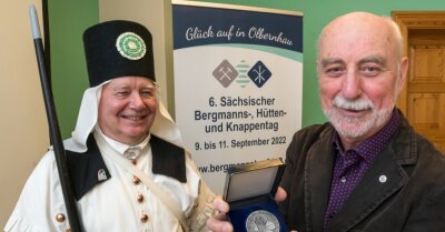Medaille der Freiberger Münzfreunde wirbt für Olbernhauer Bergmannstag - Helmut Herholz - Vorsitzender der Freiberger Münzfreunde (rechts)