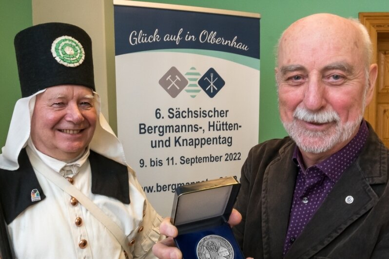 Medaille wirbt für Olbernhauer Bergmannstag - Helmut Herholz - Vorsitzender der Münzfreunde (rechts)