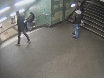 Medien: Beteiligter nach Attacke in Berliner U-Bahnhof identifiziert - Das Foto aus einer Videosequenz zeigt den brutalen Angriff auf eine junge Frau in einem U-Bahnhof im Berliner Stadtteil Neukölln.