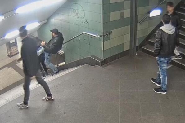 Medien: Beteiligter nach Attacke in Berliner U-Bahnhof identifiziert - Das Foto aus einer Videosequenz zeigt den brutalen Angriff auf eine junge Frau in einem U-Bahnhof im Berliner Stadtteil Neukölln.