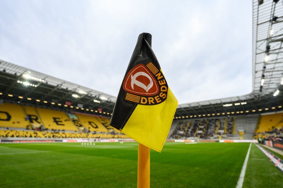 Medien: Casar wechselt vom Halleschen FC zu Dynamo Dresden - Eine Eckfahne mit dem Logo der SG Dynamo Dresden steht im Stadion an einer Ecke.